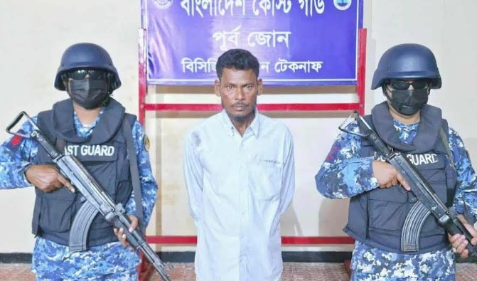 টেকনাফে শীর্ষ মানব পাচারকারী গ্রেপ্তার