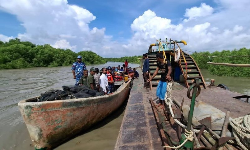 নিষেধাজ্ঞা অমান্য করে সাগরে মাছ শিকার, দেড় হাজার বর্গফুট জাল ধ্বংস