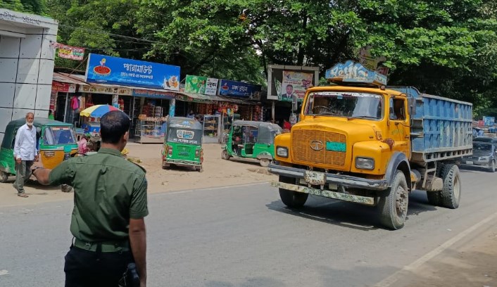 রাঙ্গুনিয়ায় অনুমোদনহীন বালি পরিবহনের দায়ে অর্থদণ্ড
