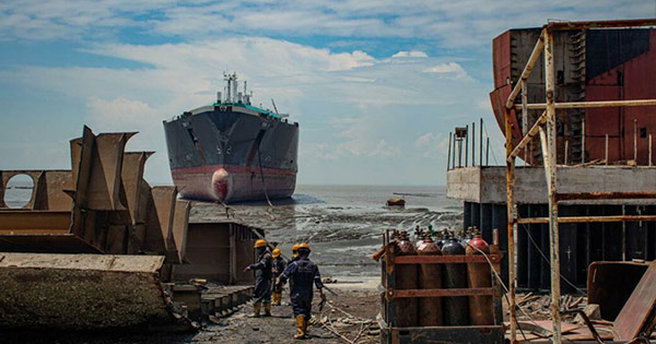 সীতাকুণ্ডে শিপইয়ার্ড থেকে ১০ লাখ টাকার স্ক্র্যাপ লোহা লুট
