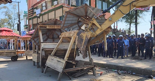 কক্সবাজার সৈকতের বালিয়াড়িতে অর্ধশতাধিক অবৈধ স্থাপনা উচ্ছেদ