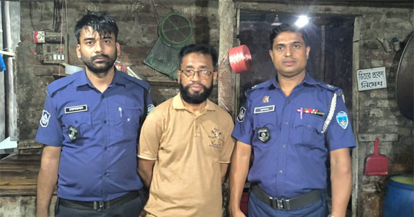 লোহাগাড়ায় নোংরা পরিবেশে মিষ্টি তৈরি, ক্লাসিক্যাল সুইটসকে জরিমানা