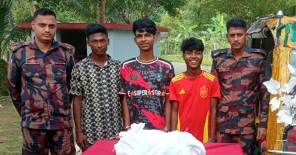 রামু সীমান্তে মদসহ ৩ রোহিঙ্গা আটক