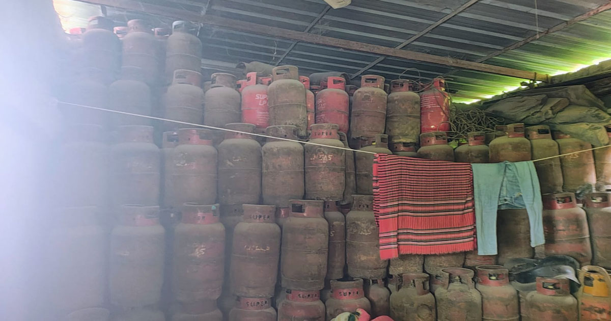 সাতকানিয়ায় নকল এলপিজি গ্যাসের ২টি গোডাউন জব্দ ও সিলগালা