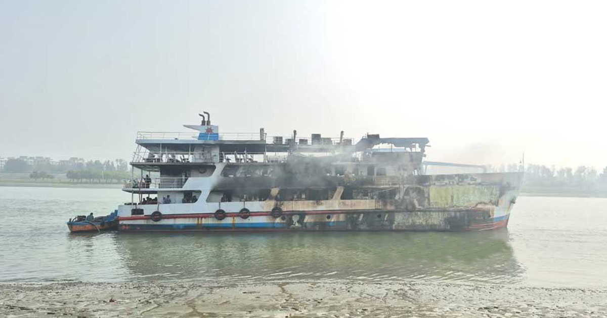 কক্সবাজারে নোঙর করা সেন্টমার্টিনগামী জাহাজে আগুন, নিহত ১