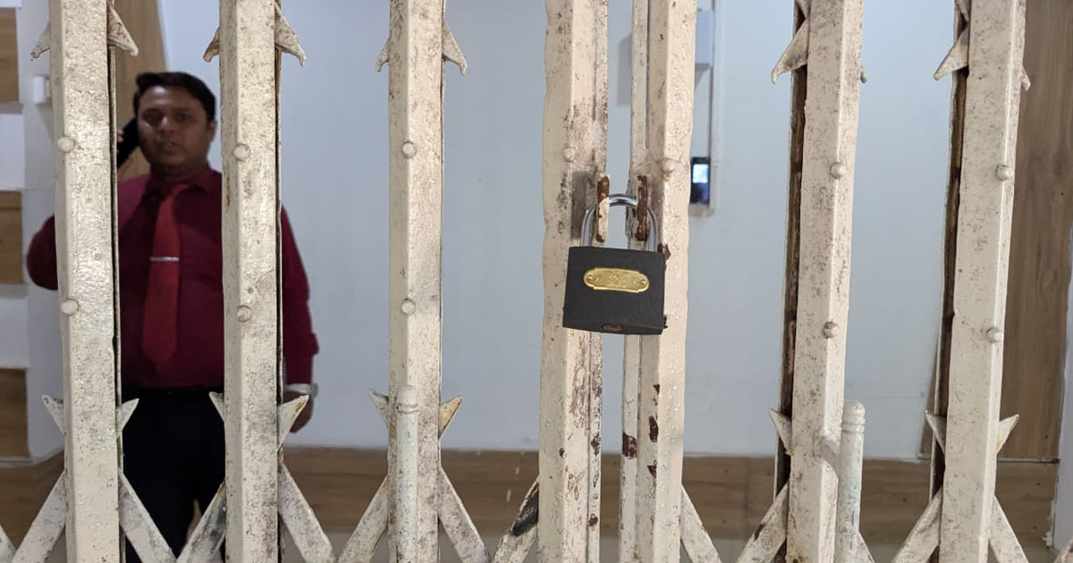 চবিতে উপ-উপাচার্যের পদত্যাগের দাবিতে প্রশাসনিক ভবনে তালা