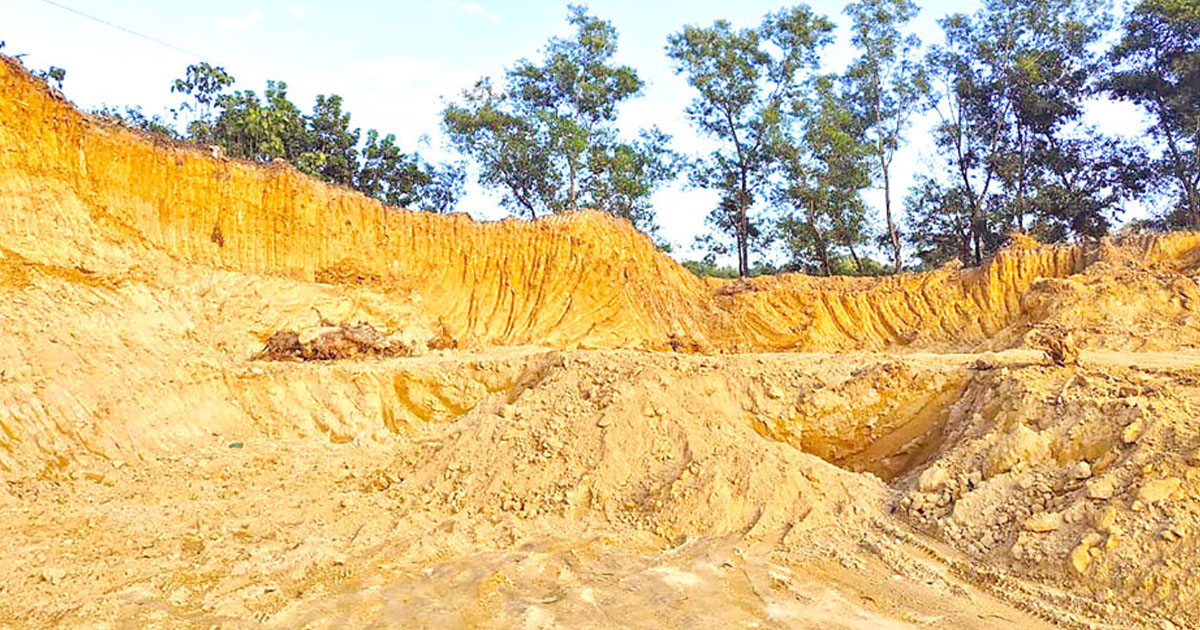 চট্টগ্রামের ফটিকছড়ি উপজেলার বিভিন্ন স্থানে অবৈধভাবে পাহাড় টিলা কাটার অভিযোগের প্রেক্ষিতে অভিযান চালিয়েছে পরিবেশ অধিদপ্তর ও উপজেলা প্রশাসন।