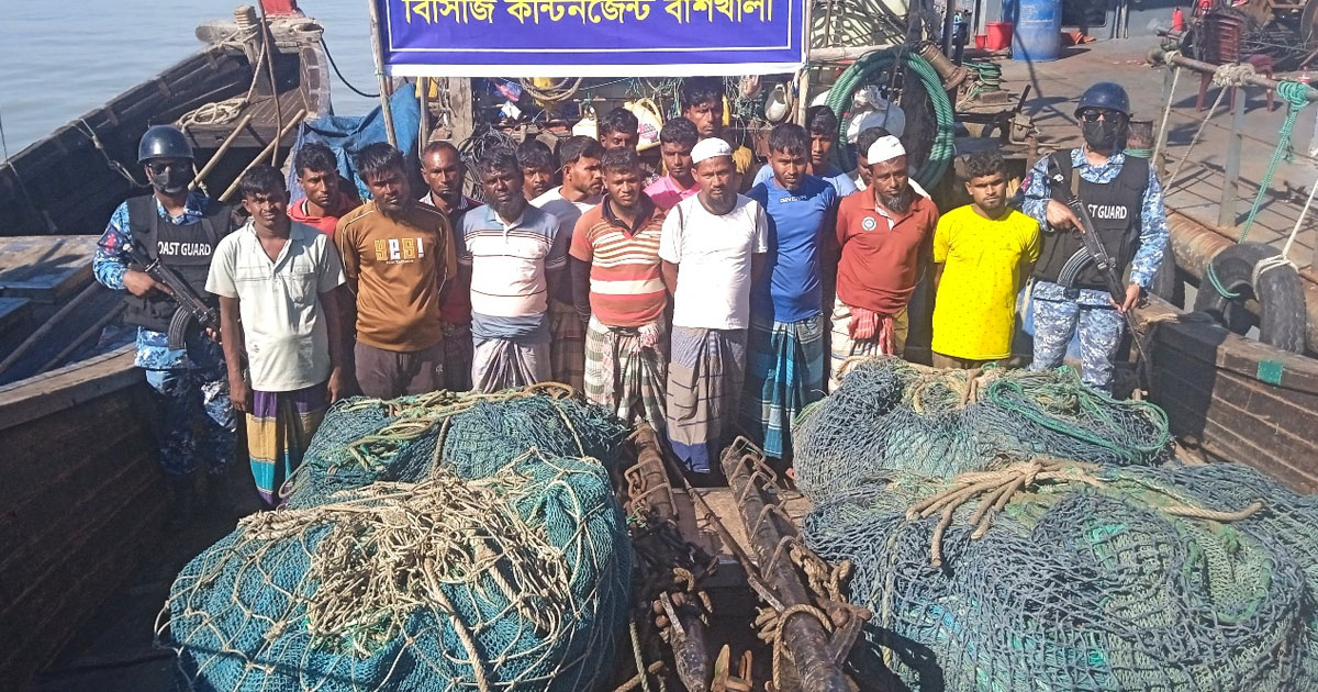 বাঁশখালীতে আর্টিসানাল ট্রলিং বোট ও জালসহ ১৮ জেলে আটক