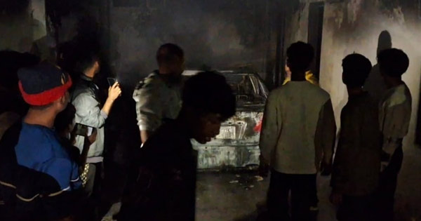 হাটহাজারীতে সাবেক মন্ত্রী ব্যারিস্টার আনিসের বাড়িতে আগুন