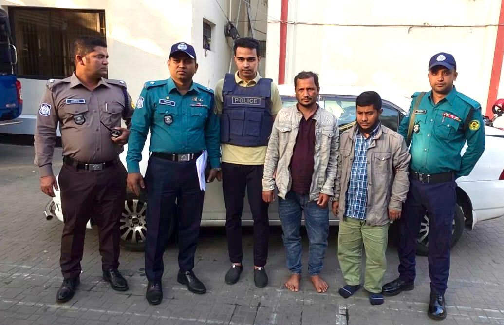 ‘মাস্টার চাবি’ দিয়েই চুরি করতো গাড়ি, চোরাই প্রাইভেট কারসহ আটক ২