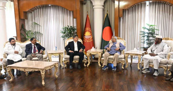 ষড়যন্ত্রকারীরা প্রশিক্ষিত শুটার নিয়ে মাঠে নেমেছে, তিন দলকে প্রধান উপদেষ্টা