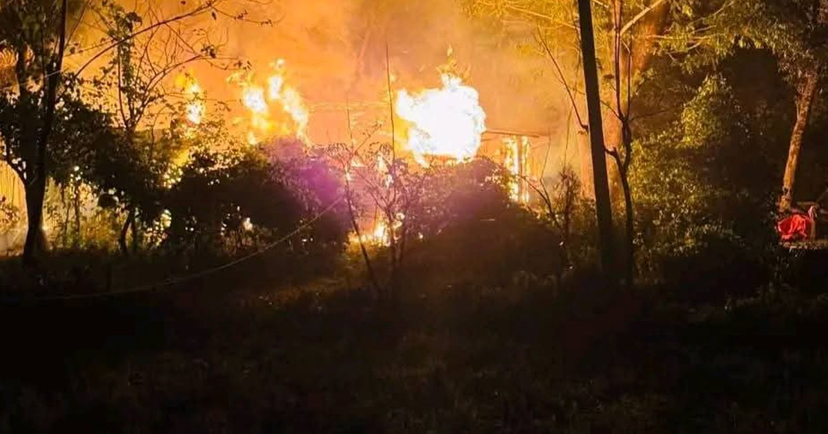 রাউজানে ফের বাইরে থেকে দরজা বন্ধ করে আগুন, প্রাণে বাঁচল দুই পরিবার