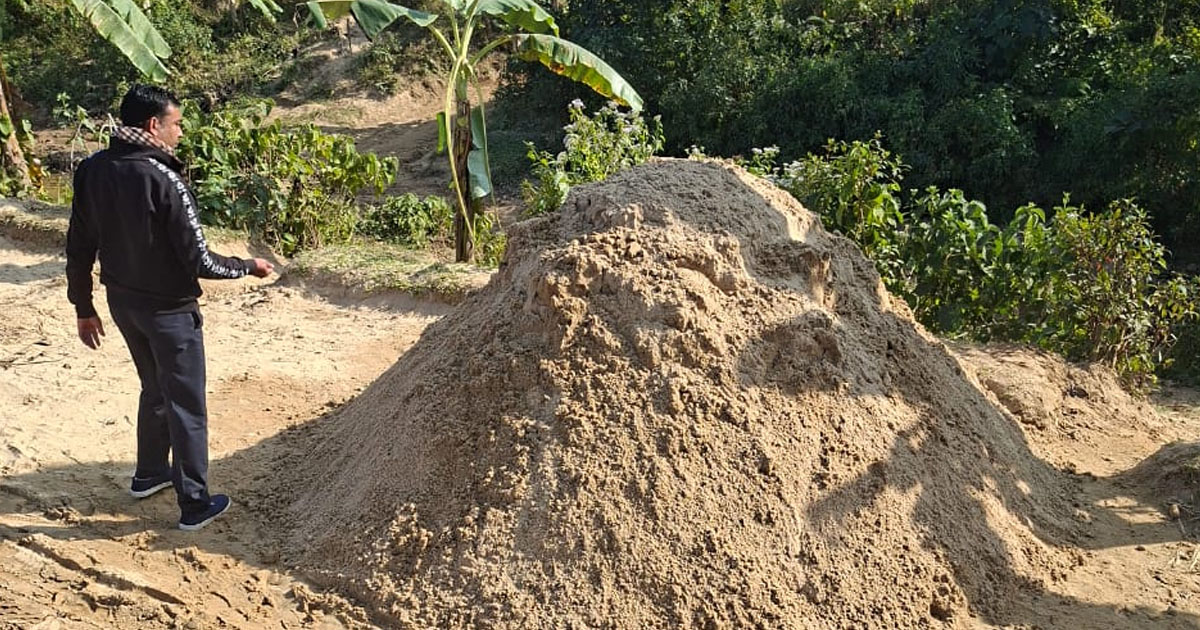 ফটিকছড়িতে আড়াই হাজার ঘনফুট বালু জব্দ