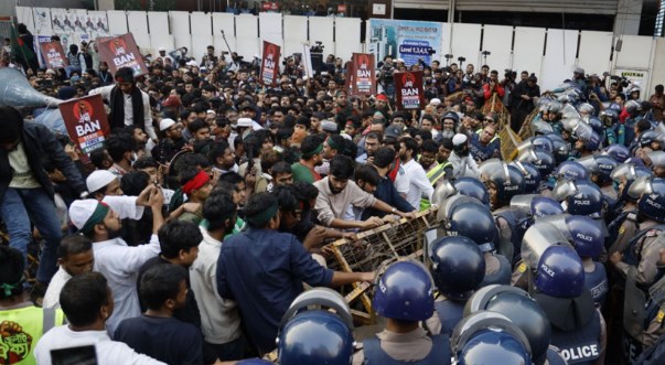 ভারতীয় হাইকমিশনমুখী মিছিল বাড্ডায় আটকে দিল পুলিশ