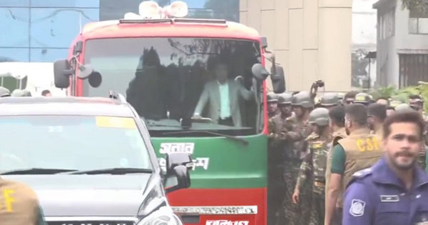 বিমানবন্দর থেকে সংবর্ধনাস্থলের পথে তারেক রহমান