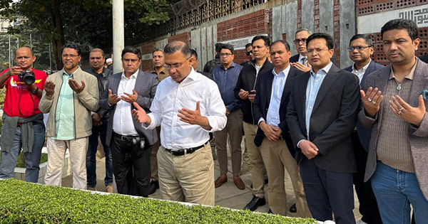 বিএনপির ভারপ্রাপ্ত চেয়ারম্যান তারেক রহমান তাঁর ছোট ভাই আরাফাত রহমান কোকোর কবর জিয়ারত করেছেন।