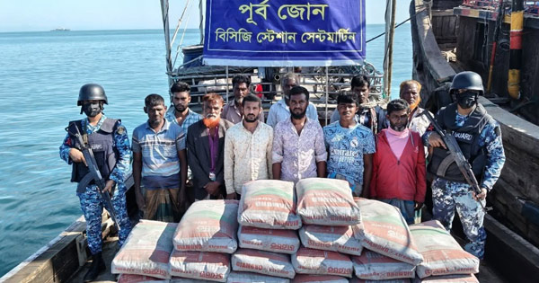 সেন্টমার্টিনে পাচারকালে সিমেন্টবোঝাই বোটসহ আটক ১১