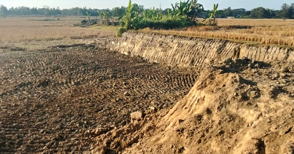 লোহাগাড়ায় জমির টপসয়েল কেটে ইট তৈরি, লাখ টাকা জরিমানা