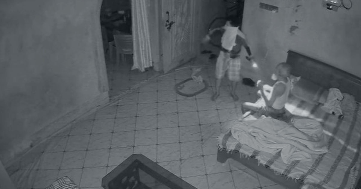 বোয়ালখালীতে মধ্যরাতে প্রবাসীর ঘরে দুর্বৃত্তের হামলা, আহত ২