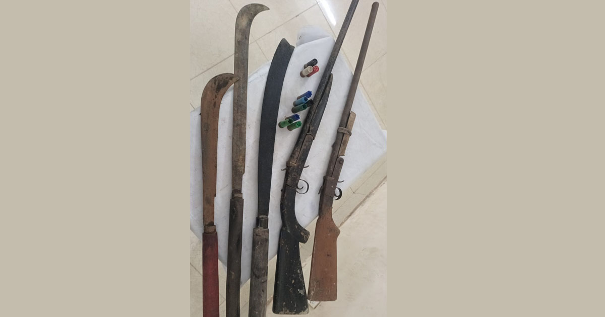 বাঁশখালীতে যৌথ অভিযানে বন্দুক-কার্তুজ উদ্ধার