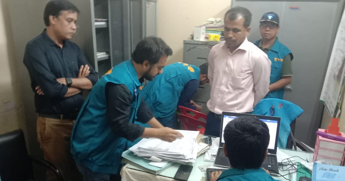 বাঁশখালীতে দুদুকের অভিযান, পরিবার পরিকল্পনার অফিস সহকারী ঘুষের টাকাসহ আটক