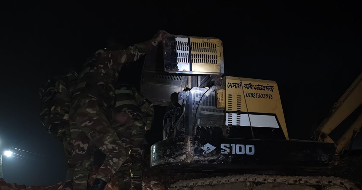 সাতকানিয়ায় এস্কেভেটর বিকল করল যৌথবাহিনী