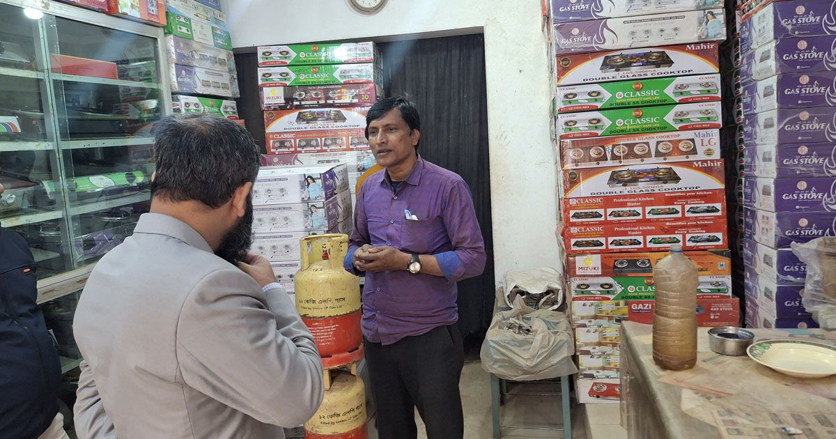 ফটিকছড়িতে অধিক মূল্যে গ্যাস সিলিন্ডার বিক্রি, ২ প্রতিষ্ঠানকে জরিমানা