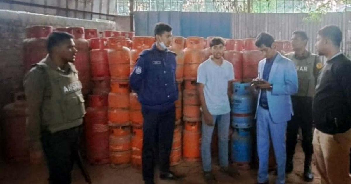 চকরিয়ায় অতিরিক্ত দামে এলপিজি গ্যাস বিক্রি, দুই ব্যবসায়ীকে জরিমানা