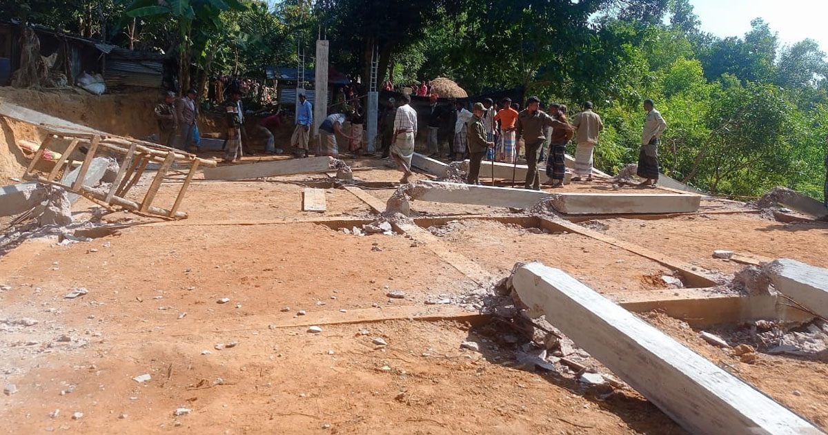 বাঁশখালীতে সরকারি জায়গা দখল করে বসতবাড়ি নির্মাণ, গুঁড়িয়ে দিল প্রশাসন