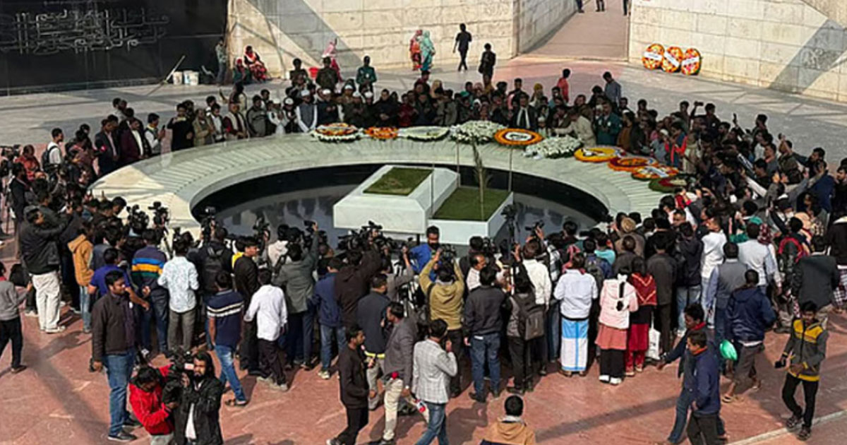 খালেদা জিয়ার কবরে শ্রদ্ধা জানাতে মানুষের ঢল