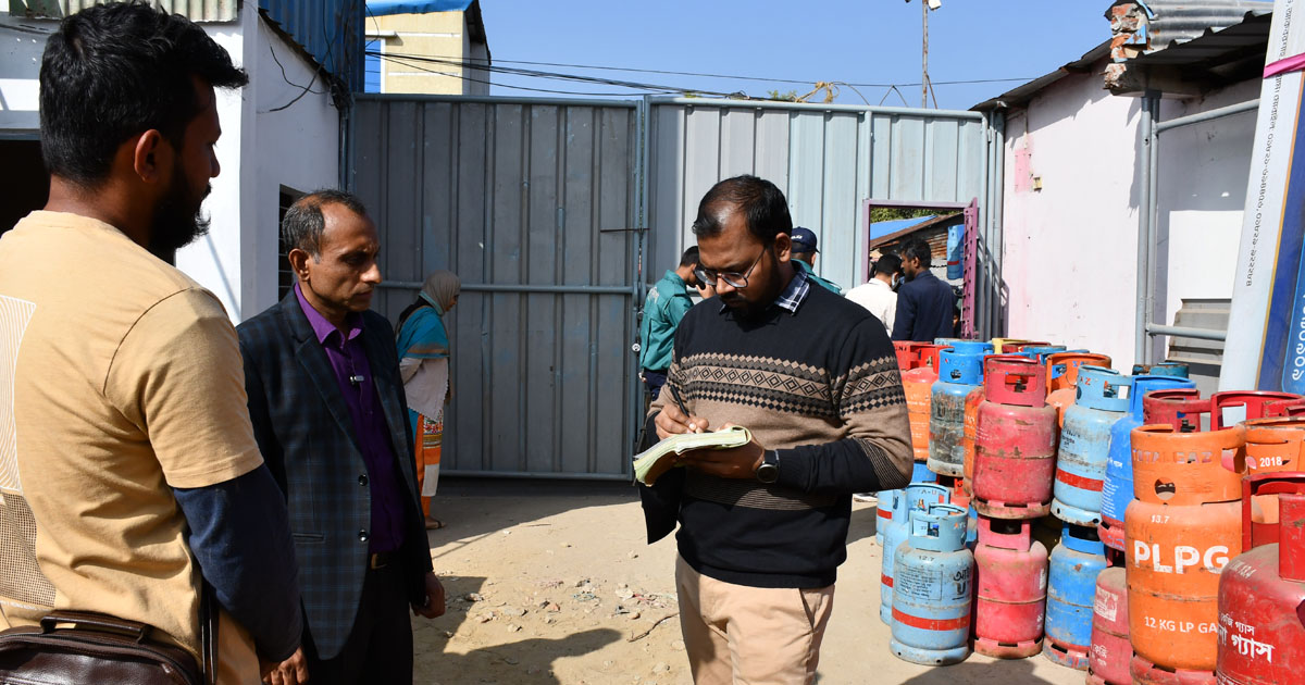 চট্টগ্রামে এলপিজি গ্যাস বিক্রিতে অনিয়ম, ৪ প্রতিষ্ঠানকে জরিমানা