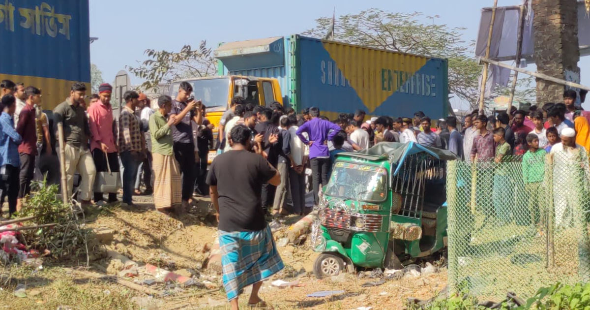 মিরসরাইয়ে দাঁড়িয়ে থাকা অটোরিকশার পেছনে ট্রাকের ধাক্কায় নিহত ২, আহত ৩