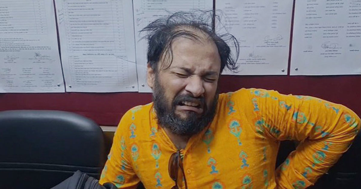 চবিতে শিক্ষার্থীদের হাতে আওয়ামীপন্থি শিক্ষক আটক