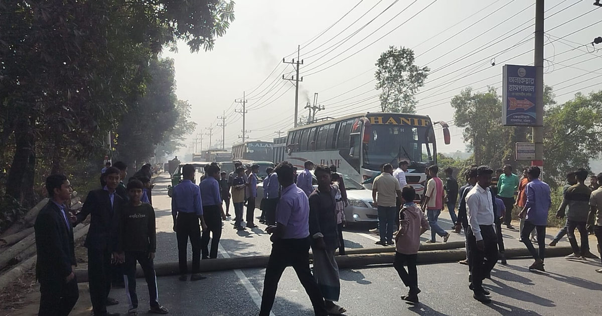 সাতকানিয়ায় বাসের ধাক্কায় এসএসসি পরীক্ষার্থী আহত, সড়ক অবরোধ