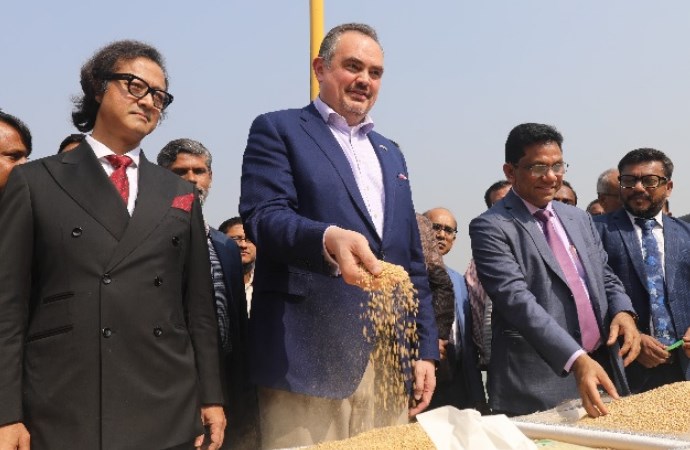 চট্টগ্রাম বন্দরে গমের চালান, স্বাগত জানালেন যুক্তরাষ্ট্রের রাষ্ট্রদূত