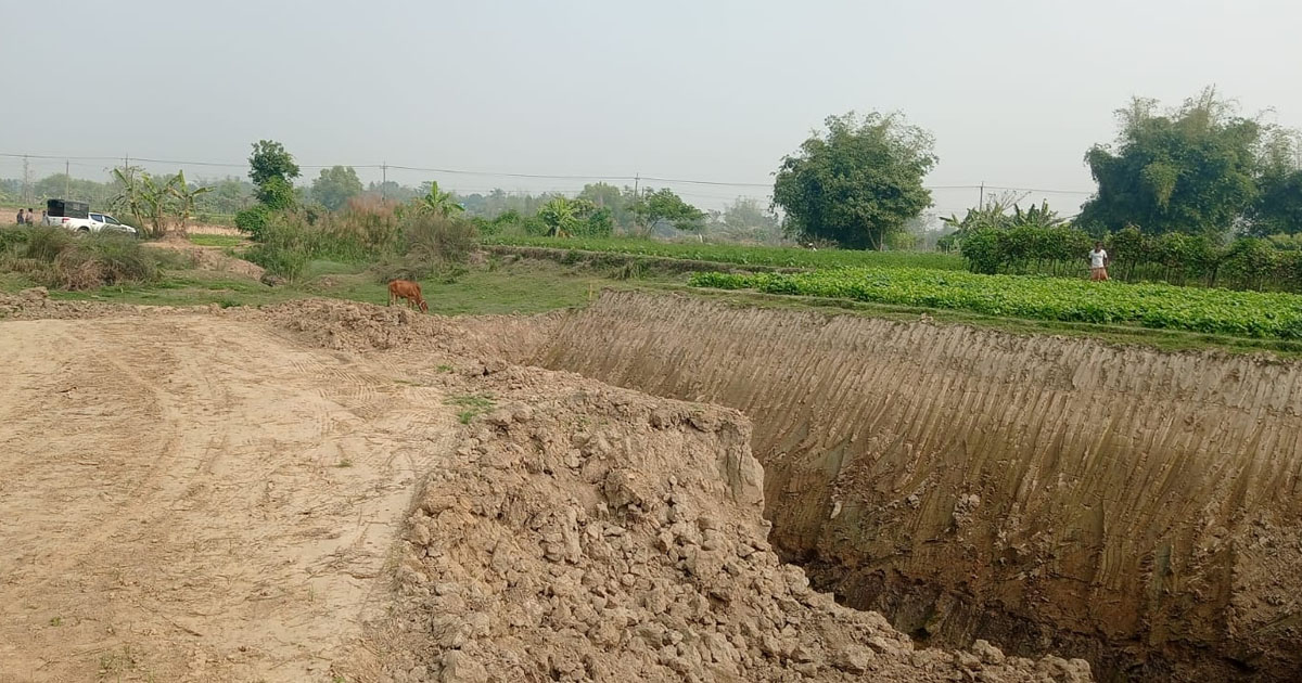 ফটিকছড়িতে কৃষি জমির মাটি কাটায় দুজনকে ৫ লাখ টাক জরিমানা