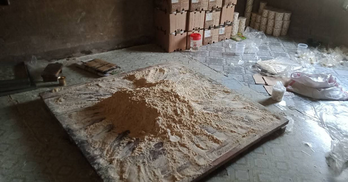 চট্টগ্রামের লোহাগাড়ায় নোংরা ও অস্বাস্থ্যকর পরিবেশে শনপাপড়ি তৈরি করায় আলাউদ্দিন নামে এক ব্যক্তিকে ১০ হাজার টাকা জরিমানা করেছেন ভ্রাম্যমাণ আদালত।