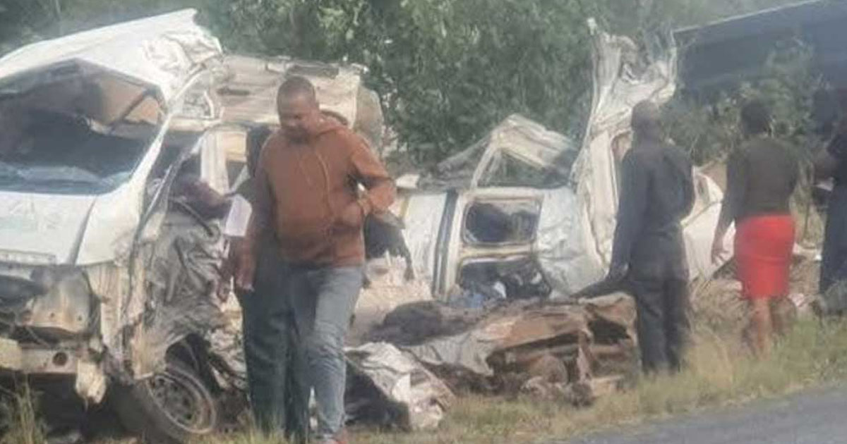 দক্ষিণ আফ্রিকায় মিনিবাস-ট্রাক সংঘর্ষে ১৩ স্কুলশিক্ষার্থী নিহত