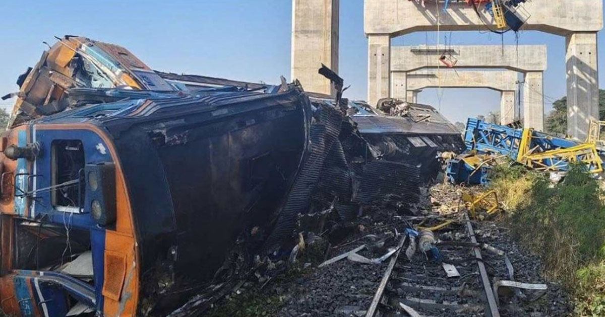 থাইল্যান্ডে চলন্ত ট্রেনের ওপর ক্রেন ভেঙে পড়ে নিহত ১২