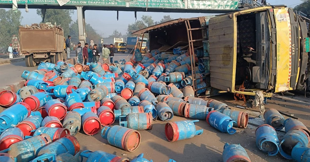 মিরসরাইয়ে সিলিন্ডারবাহী ট্রাক উল্টে ভিক্ষুকের মৃত্যু