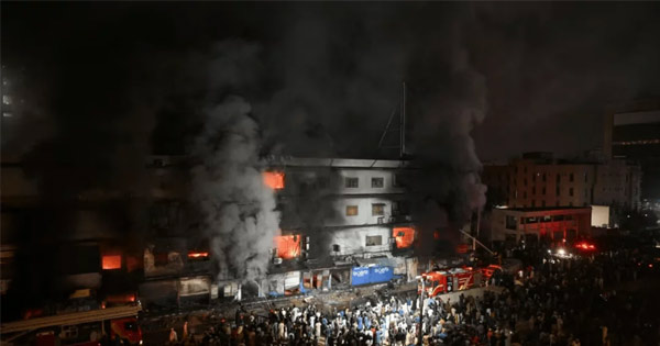 পাকিস্তানে শপিং মলে অগ্নিকাণ্ডে নিহত বেড়ে ১৪, নিখোঁজ ৫৮