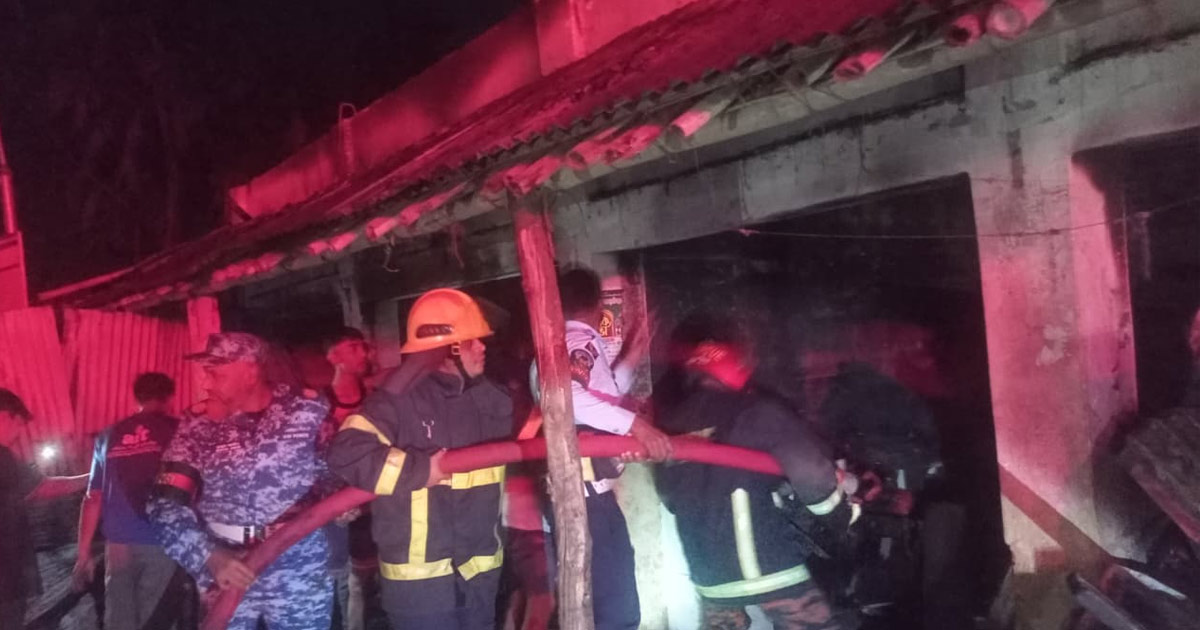 কক্সবাজারের কুতুবদিয়াপাড়া বাজারে আগুন, বিমানবাহিনীর সহায়তায় রক্ষা