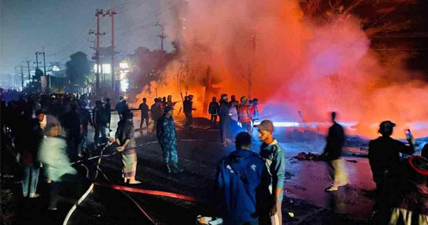 সীতাকুণ্ডে পুরাতন জাহাজের মালামালের মার্কেটের ১২ দোকান পুড়ে ছাই