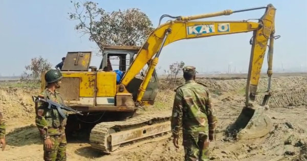সাতকানিয়ায় মাটি কাটার বিরুদ্ধে অভিযান, দুটি স্কেভেটর বিকল