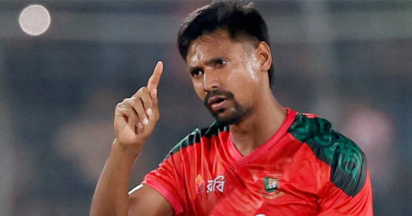 প্রথম বাংলাদেশি বোলার হিসেবে সবধরনের টি-টোয়েন্টি মিলিয়ে ৪০০ উইকেটের মাইলফলকের পৌঁছেছিলেন সাকিব আল হাসান। তারপরে এই কীর্তি গড়লেন মুস্তাফিজ। এই মাইলফলকে পৌঁছাতে মুস্তাফিজ খেলেছেন মোট ৩১৫টি ম্যাচ।