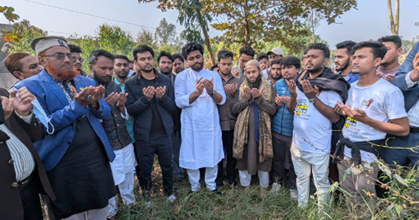 লোহাগাড়ায় ইশমামের কবর জিয়ারত করলেন সাবেক উপদেষ্টা আসিফ