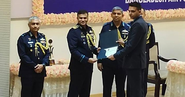 কক্সবাজারে বিমান বাহিনীর জুনিয়র কমান্ড ও স্টাফ কোর্সের সনদপত্র বিতরণ