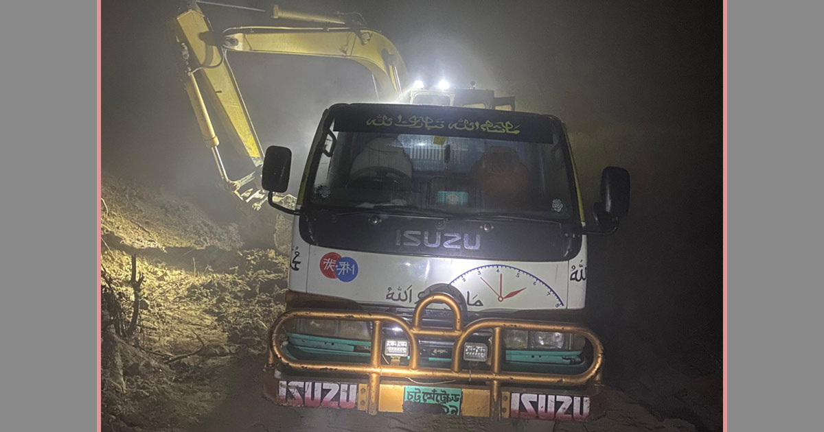 সাতকানিয়ায় মাটি কাটার বিরুদ্ধে সেনাবাহিনীর অভিযান, এস্কেভেটর বিকল