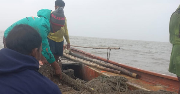 মিরসরাইয়ে পুড়িয়ে ধ্বংস করা হল ১ লাখ টাকার অবৈধ জাল