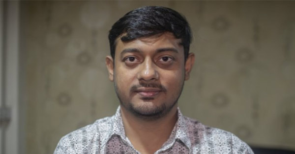 নাসীরুদ্দীন পাটওয়ারীকে ডিম নিক্ষেপ, ফেলা হলো নোংরা পানি